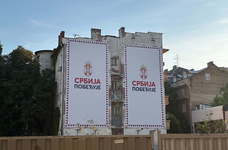 Maloletnik priveden u Kragujevcu jer je sa štanda SNS skinuo dve zastave i bacio ih