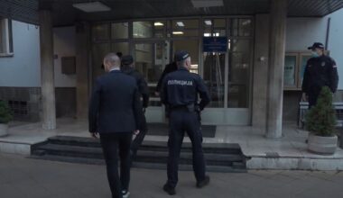 Dvojica uhapšena zbog sumnje da su 42-ogodišnjem muškarcu, uz pretnju nožem, iznudili automobil