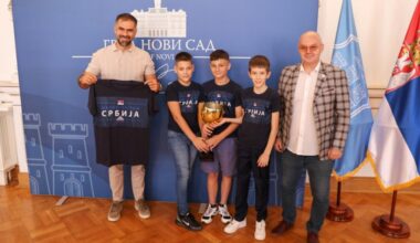 Mladi šahisti iz Novog Sada, članovi reprezentacije Srbije, na prijemu kod gradonačelnika