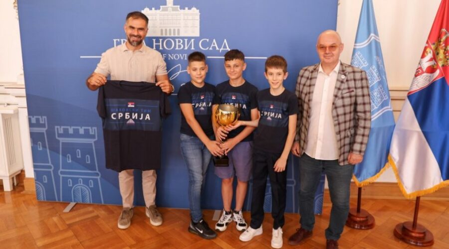 Mladi šahisti iz Novog Sada, članovi reprezentacije Srbije, na prijemu kod gradonačelnika