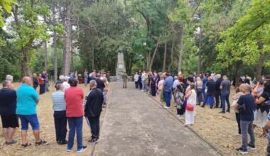 Venci na spomenik Milenku Stojkoviću na „Šančevima“ u Ćupriji (FOTO)