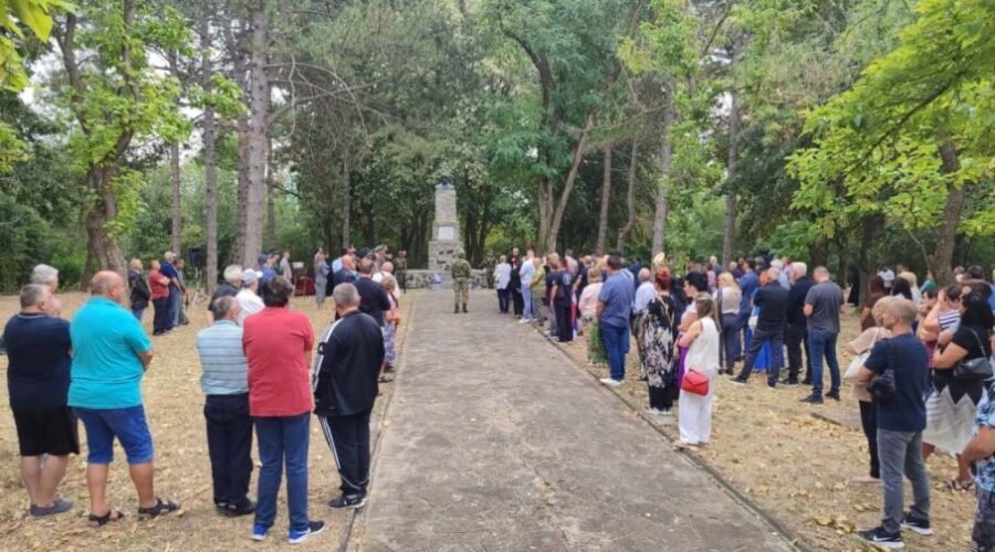 Venci na spomenik Milenku Stojkoviću na „Šančevima“ u Ćupriji (FOTO)
