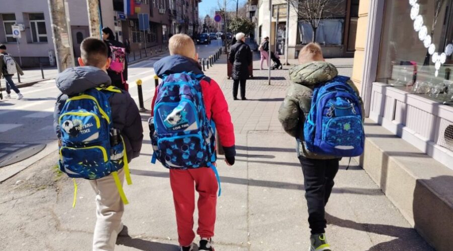 Podrška iz budžeta školarcima umanjuje udar na kućni budžet