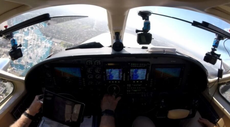 Mali avion sa osam putnika se srušio