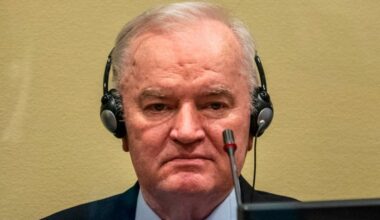 General Mladić imao novi moždani udar, pregledaće ga kardiolog iz Srbije