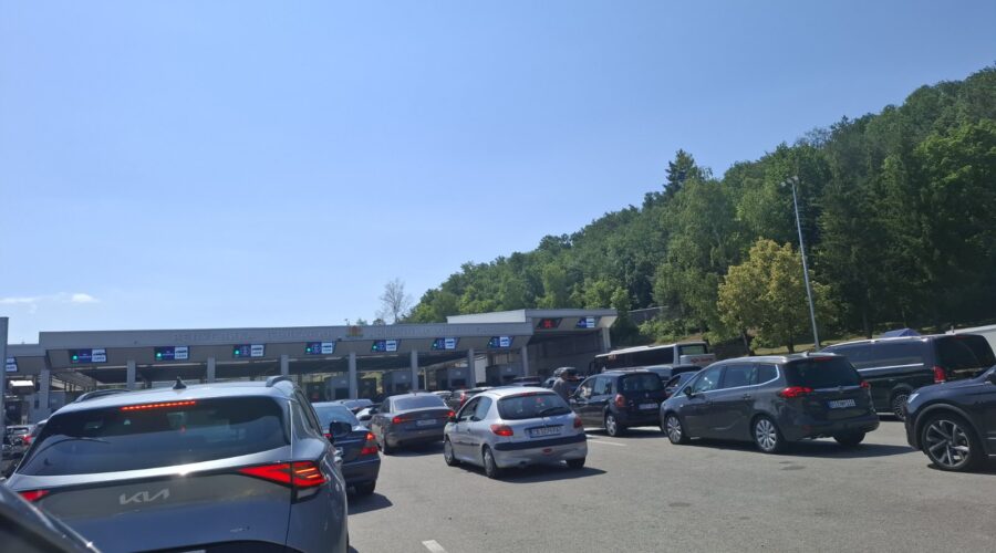 Iz Srbije na Batrovcima kamioni čekaju tri sata
