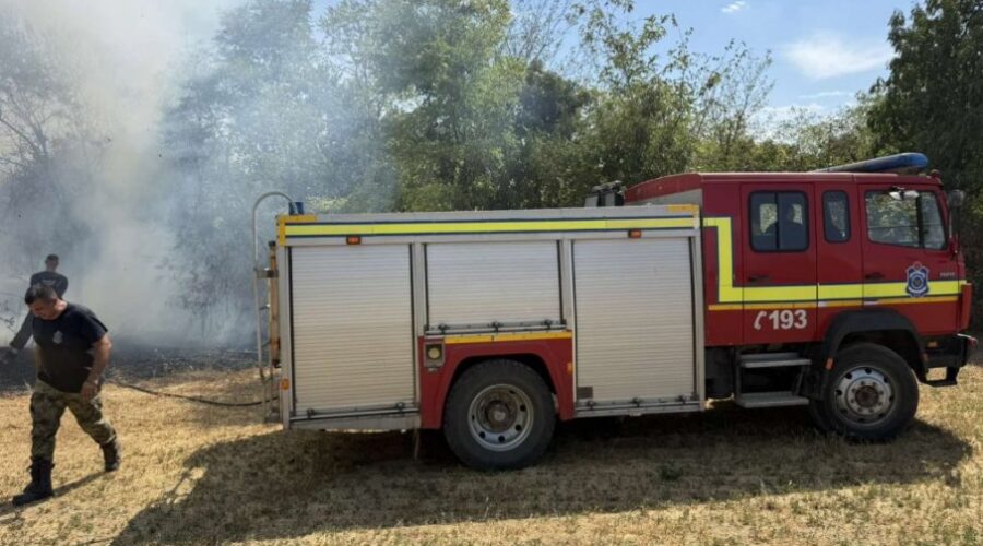 U Deliblatskoj peščari stabilnije,jak vetar i gust dim otežavaju gašenje na Stolovima