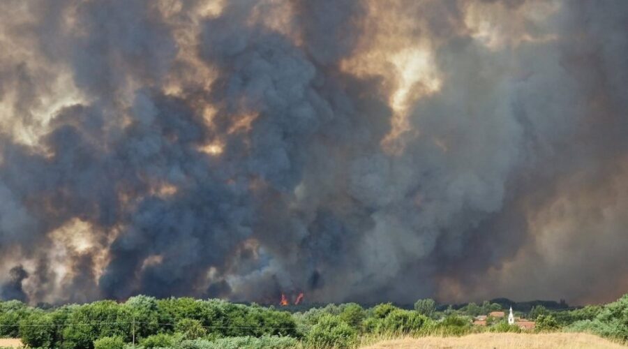 Proširio se plamen iz Deliblatske peščare, vatra ušla u Grebenac, meštani mole za pomoć!