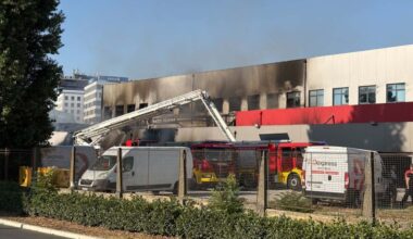Požar u magacinu kurirske službe u Novom Sadu lokalizovan, dvoje povređeno