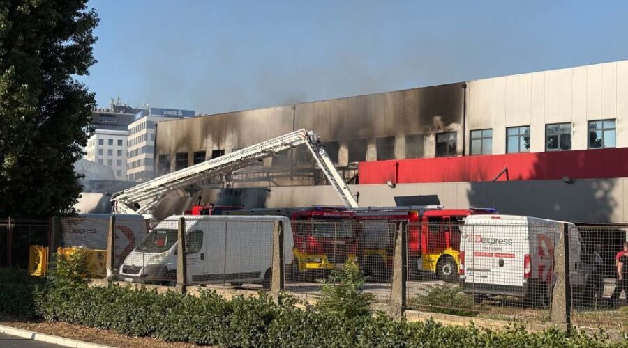 Požar u magacinu kurirske službe u Novom Sadu lokalizovan, dvoje povređeno