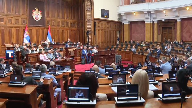 Drugi dan rada Skupštine obeležile polemike o podelama u društvu, požarima i pomoći građanima