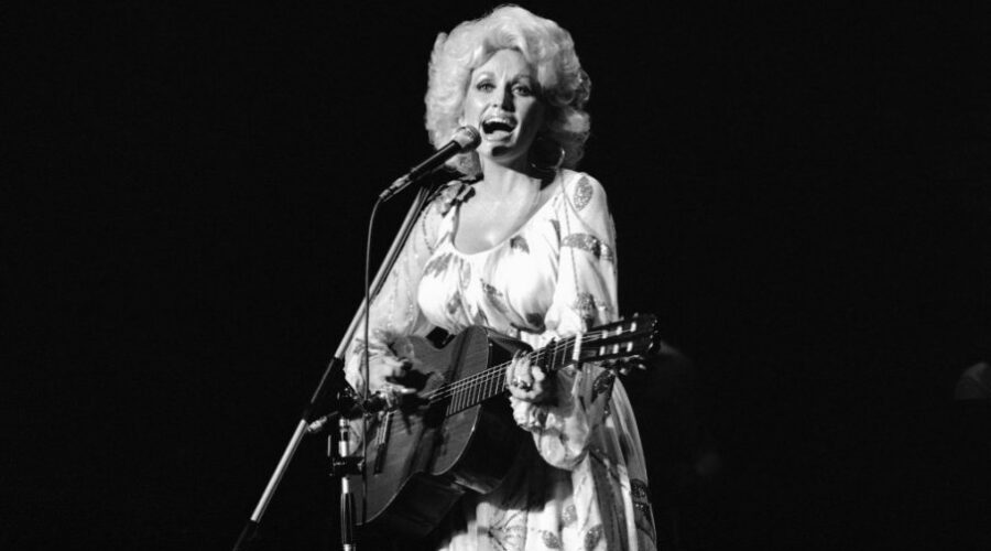 Zbog smrti Doli Parton zastave u SAD nedelju dana na pola koplja