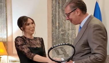 Jelena Janković ambasadorka Ekspa 2027, Vučić joj poklonio kutijicu za nakit, ona njemu reket