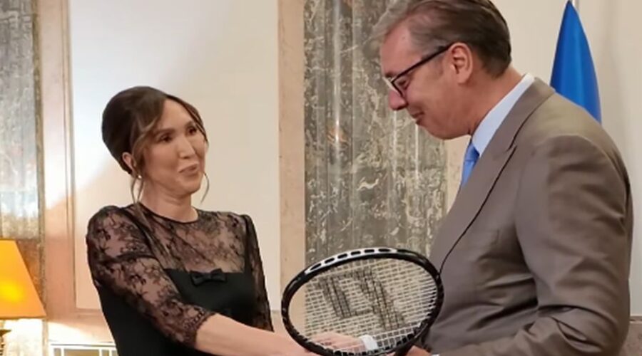 Jelena Janković ambasadorka Ekspa 2027, Vučić joj poklonio kutijicu za nakit, ona njemu reket
