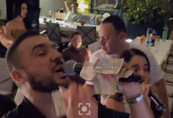 Cepali mu majicu, a ona od sreće nije skidala osmeh: Isplivao snimak sa slavlja povodom rođenja Mirčetove ćerke – kuma završila na stolu (video)