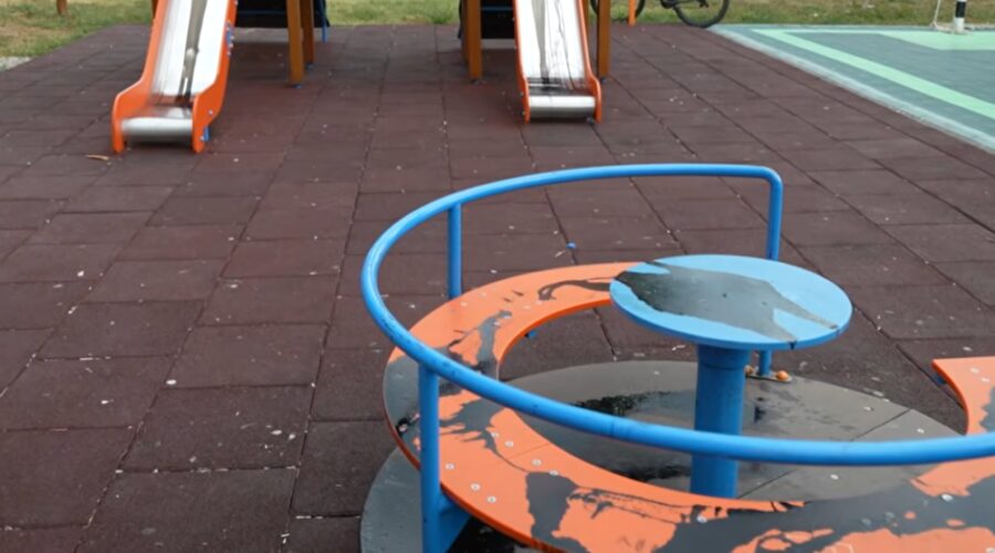 Dečje igralište u Čelarevu ispolivali uljem?! Sramota, meštani zgroženi tim divljačkim činom, a tu se svakodnevno igraju sva njihova deca (video)