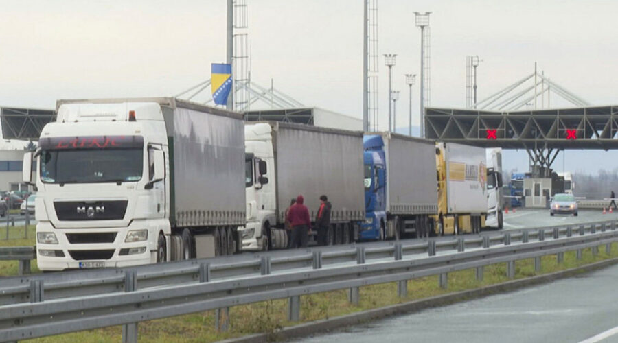 Na graničnom prelazu Batrovci putnička vozila čekaju četiri sata na izlaz