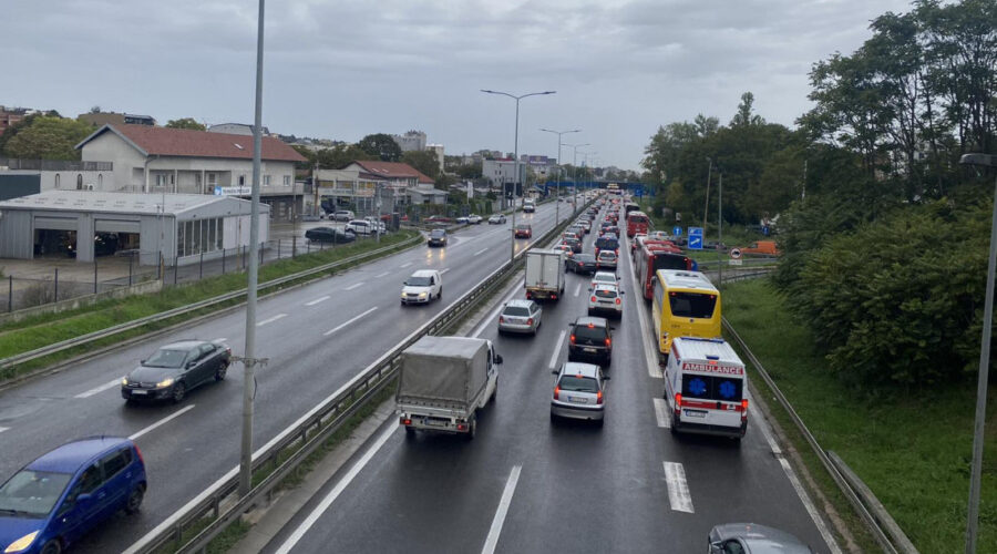 Važna promena na auto-putevima Srbije: Teretnjaci više ne smeju u preticanje