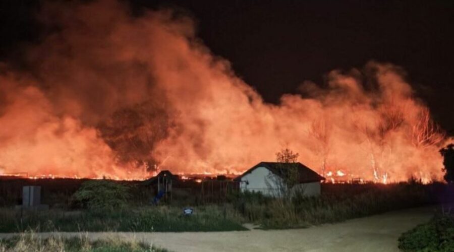 Vatrenom stihijom zahvaćeni atari seoskih naselja u Vranju i Lebanu