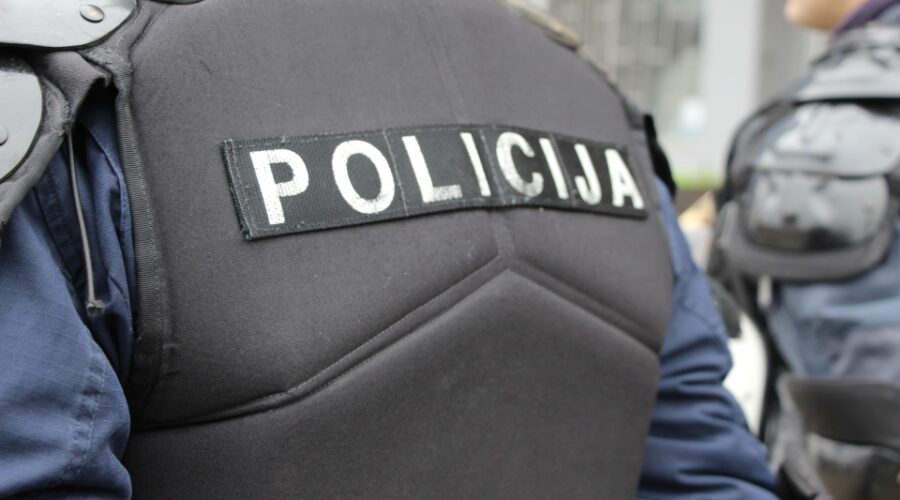 Prodao kokain 18-godišnjem Novosađaninu: U stanu pronađeno više od 2,8 kg droge i pištolj