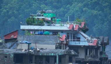 Nepalska policija saopštila da je broj poginulih u poplavama porastao na 389