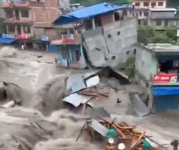 Broj mrtvih u Nepalu sve veći: Već 359 žrtava, strahuje se od novog razornog talasa (video)