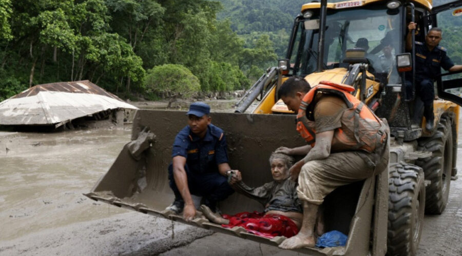 Broj žrtava poplava u Nepalu porastao na 162, stotine nestalih