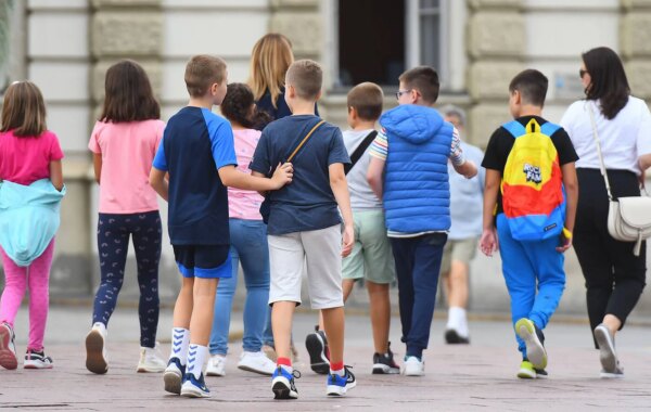 Agencija: Da roditelji, uoči početka školske godine, pripreme decu za bezbedno učešće u saobraćaju