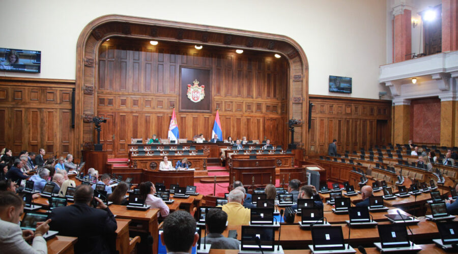 Nastavljena vanredna sednica Skupštine Srbije: Opozicija i Mali polemišu o projektu “Beograd na vodi”