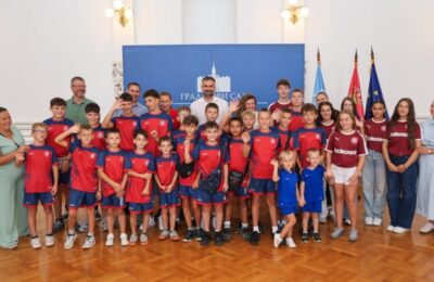 Gradonačelnik Novog Sada primio decu sa Kosova i Metohije, učesnike fudbalskog kampa