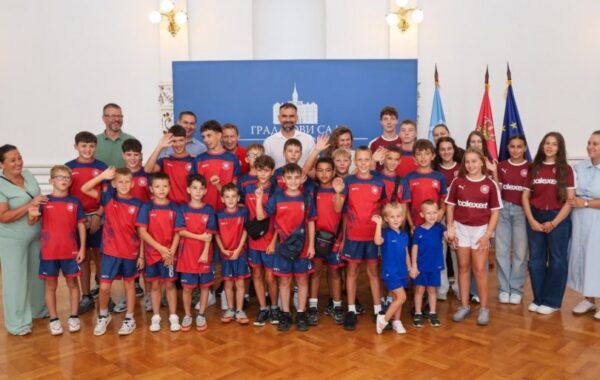 Gradonačelnik Novog Sada primio decu sa Kosova i Metohije, učesnike fudbalskog kampa