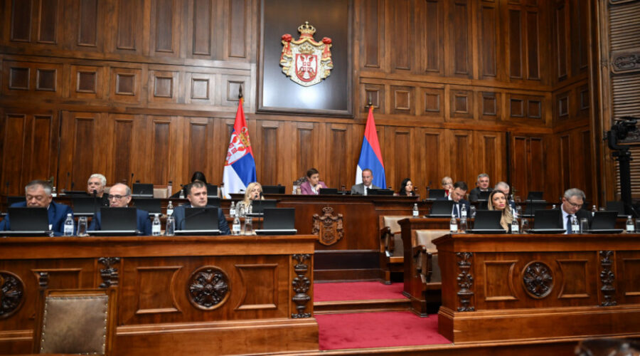Poslanici raspravljaju po amandmanima na izmene zakona “svoj na svome”