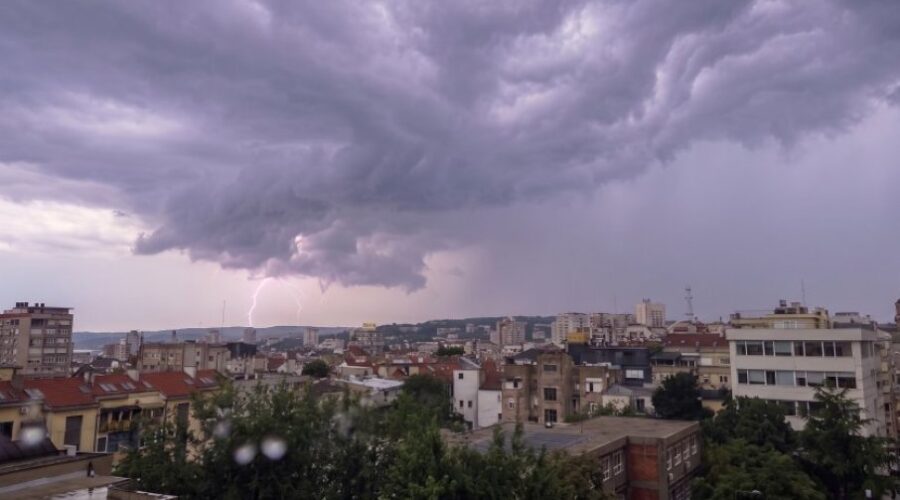 RHMZ objavio upozorenje na grmljavinske nepogode i olujni vetar