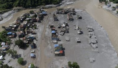 Spasioci izvlače preživele posle katastrofalnih poplava u Nepalu i Kini, poginulo gotovo 600 ljudi