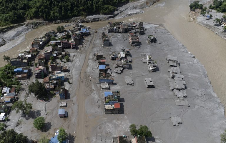 Spasioci izvlače preživele posle katastrofalnih poplava u Nepalu i Kini, poginulo gotovo 600 ljudi