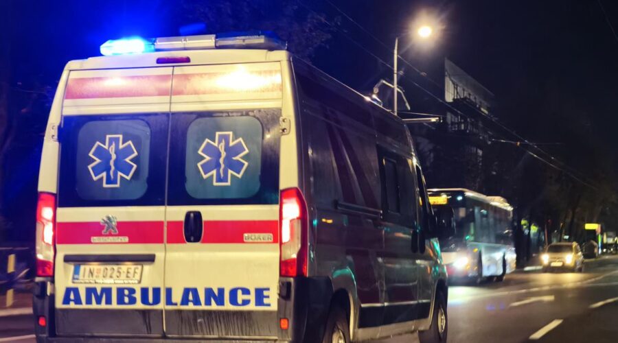 Teška saobraćajka u Beogradu: Mladić (21) teško povređen u udesu u Vojvode Stepe hitno prevezen u Urgentni centar