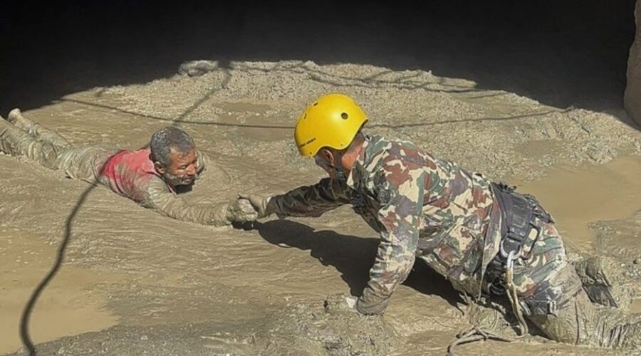 Broj žrtava katastrofalnih poplava u Nepalu dostigao 626 ljudi: Nestalo 2.500 osoba, među njima 517 stranaca