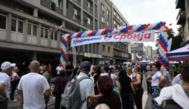 Građani nakon mitinga “Ujedinjena Srbija” u Užicu gađani raznim predmetima