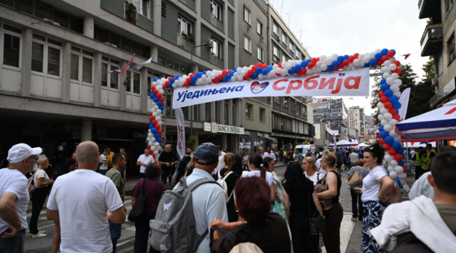 Građani nakon mitinga “Ujedinjena Srbija” u Užicu gađani raznim predmetima
