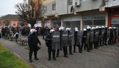 Miting naprednjaka u Užicu završen Vučićevim govorom: Policija i nakon skupa razdvajala pristalice SNS-a i građane koji protestuju