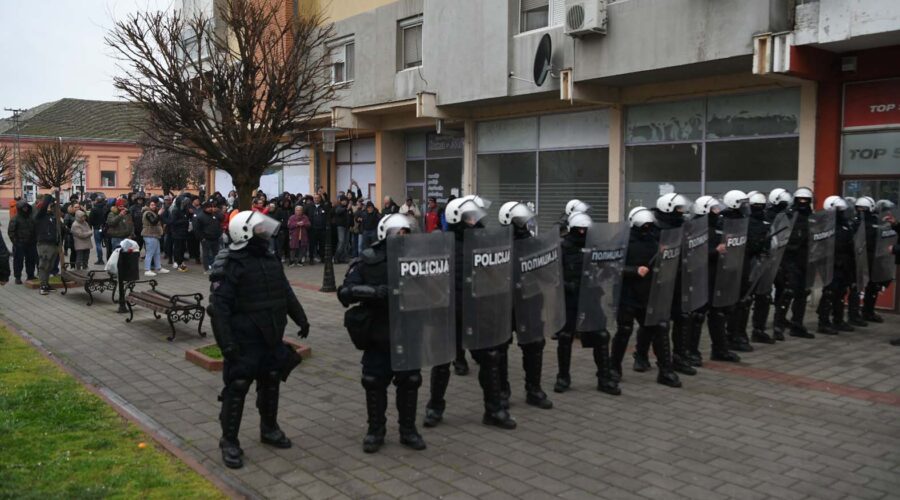 Miting naprednjaka u Užicu završen Vučićevim govorom: Policija i nakon skupa razdvajala pristalice SNS-a i građane koji protestuju