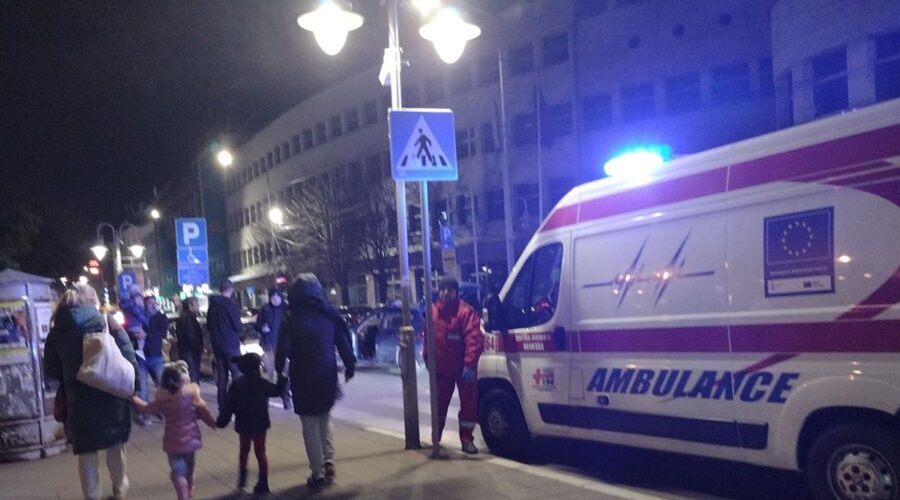Krvavi obračun zbog saobraćaja u Nišu! Posle svađe potegao nož na starijeg čoveka, pa pobegao: Napadač ekspresno uhapšen, povređeni hitno prevezen u UKC!