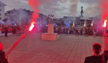 OKUPLJENI U ČAST RATKA MLADIĆA: Hiljade građana širom gradova Republike Srpske izašlo i sinoć da oda počast preminulom generalu! (FOTO)