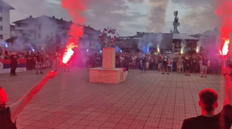 OKUPLJENI U ČAST RATKA MLADIĆA: Hiljade građana širom gradova Republike Srpske izašlo i sinoć da oda počast preminulom generalu! (FOTO)