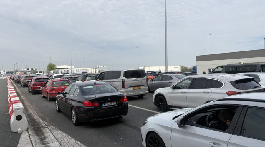Koliko se čeka na granicama: Na Batrovcima automobili stoje 30 minuta, teretnjaci oko dva sata