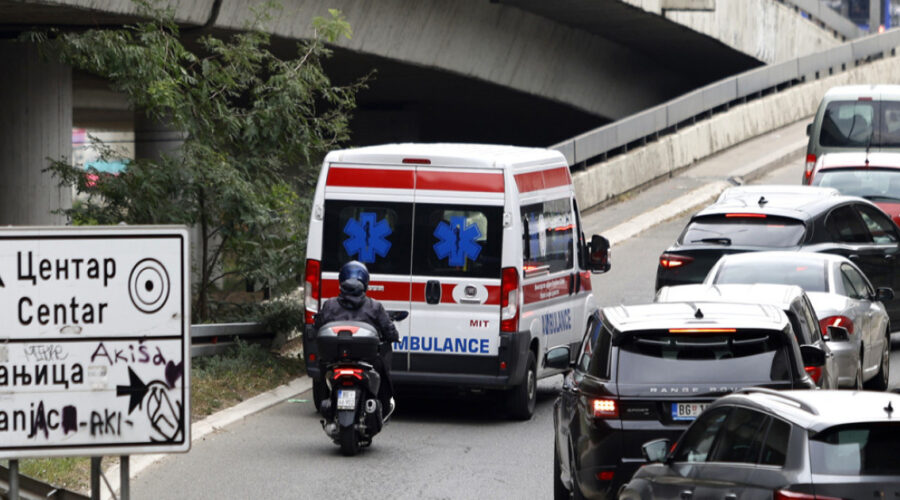 Motociklista povređen u udesu u Zemunu, prevezen u bolnicu