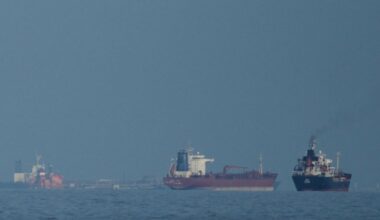 Supertanker naleteo na mine u Ormuskom moreuzu i zapalio se