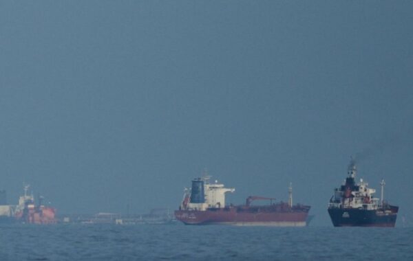 Supertanker naleteo na mine u Ormuskom moreuzu i zapalio se