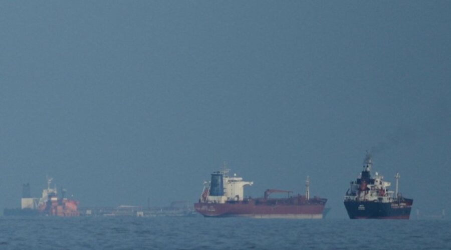 Supertanker naleteo na mine u Ormuskom moreuzu i zapalio se