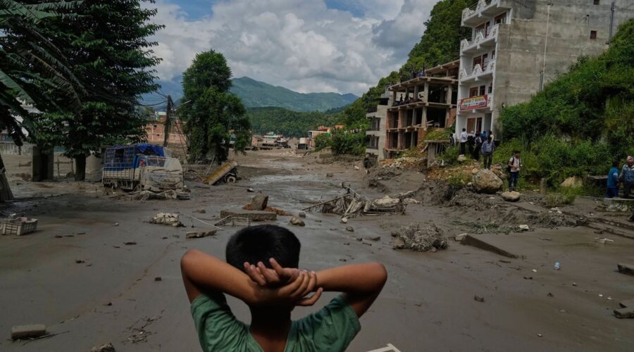 Više od 900 mrtvih u poplavama u Nepalu i na Tibetu, hiljade ljudi nestale